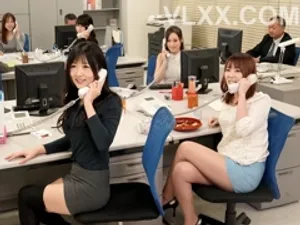 Chịch em thư ký khi chẳng có chuyện gì xảy ra, đầy quyến rũ và gợi cảm, thủ dâm với đạo cụ trên ghế, ngậm sâu con cặc to, ngồi lên trên mà không dùng bao cao su...