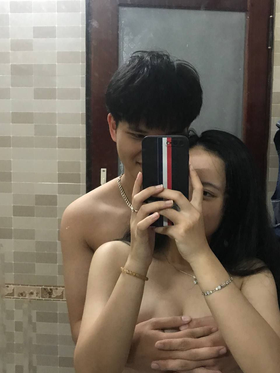 Khám phá bên trong cơ thể của bạn gái trẻ, ngây thơ