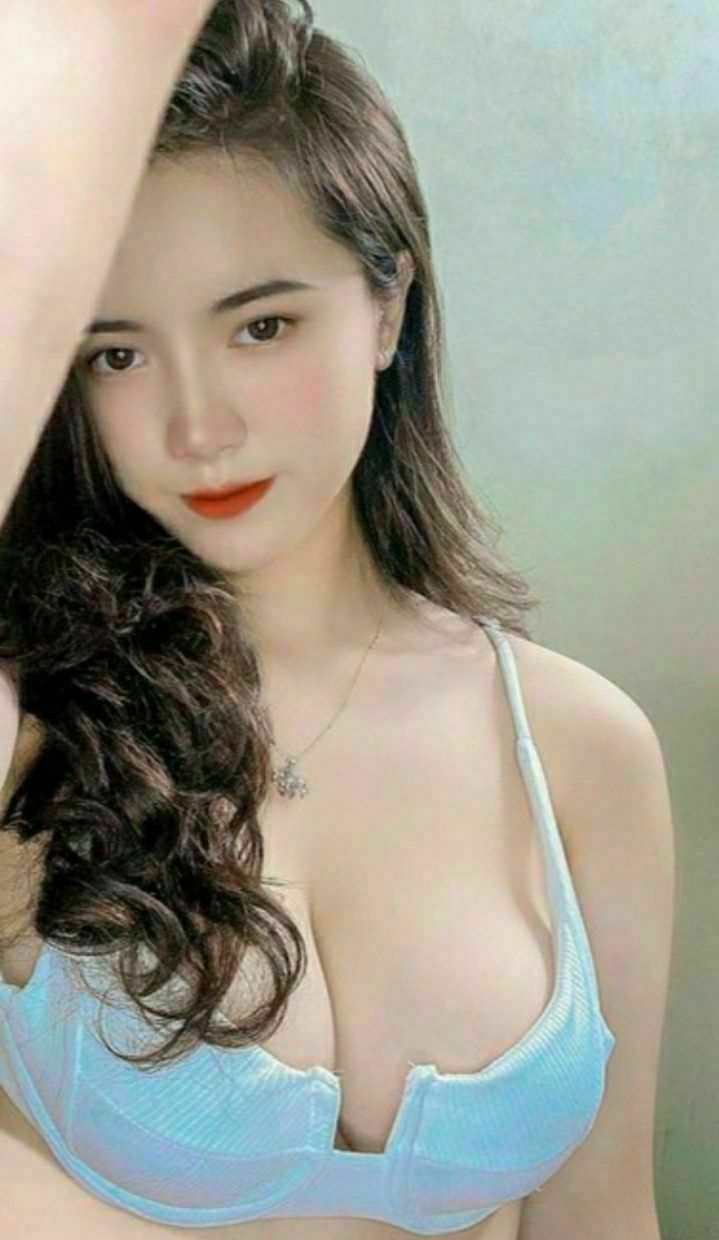 Anh hói buồi to nện cháy máy cô em hàng múp đang nứng
