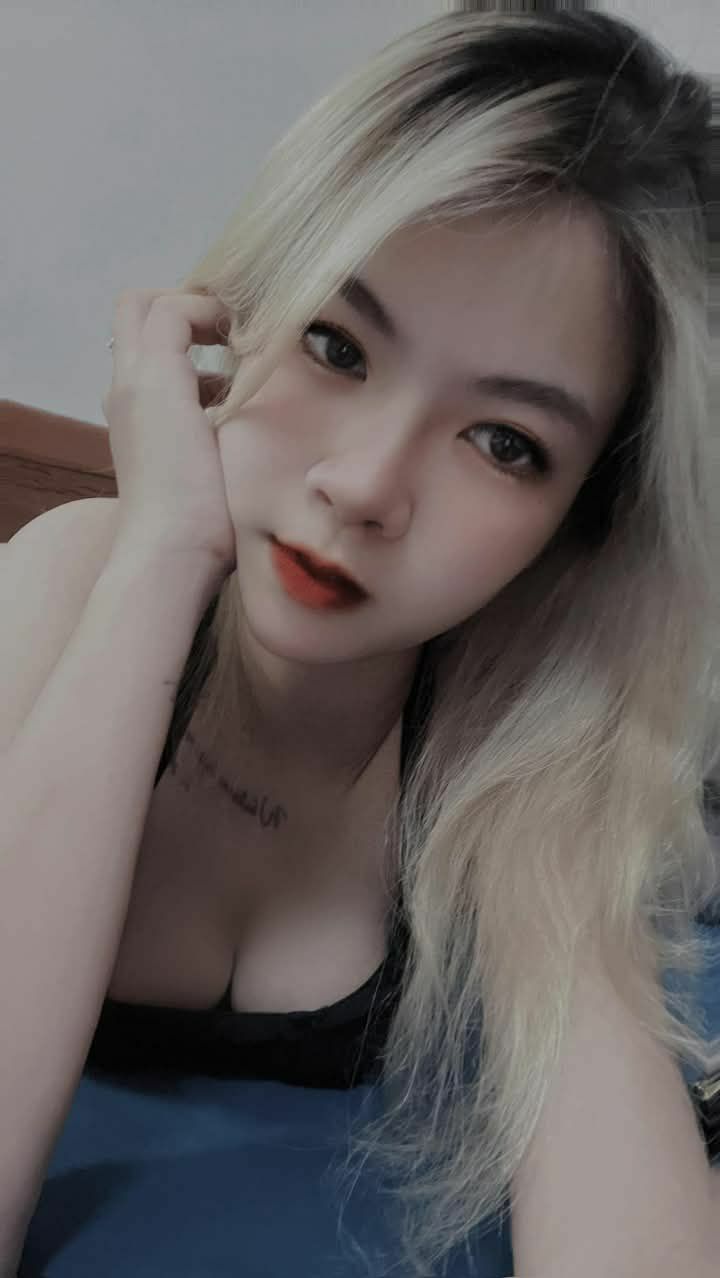 Một nhóm người tổ chức tiệc thác loạn, các bạn cùng lớp tụ tập để chia sẻ vợ của họ